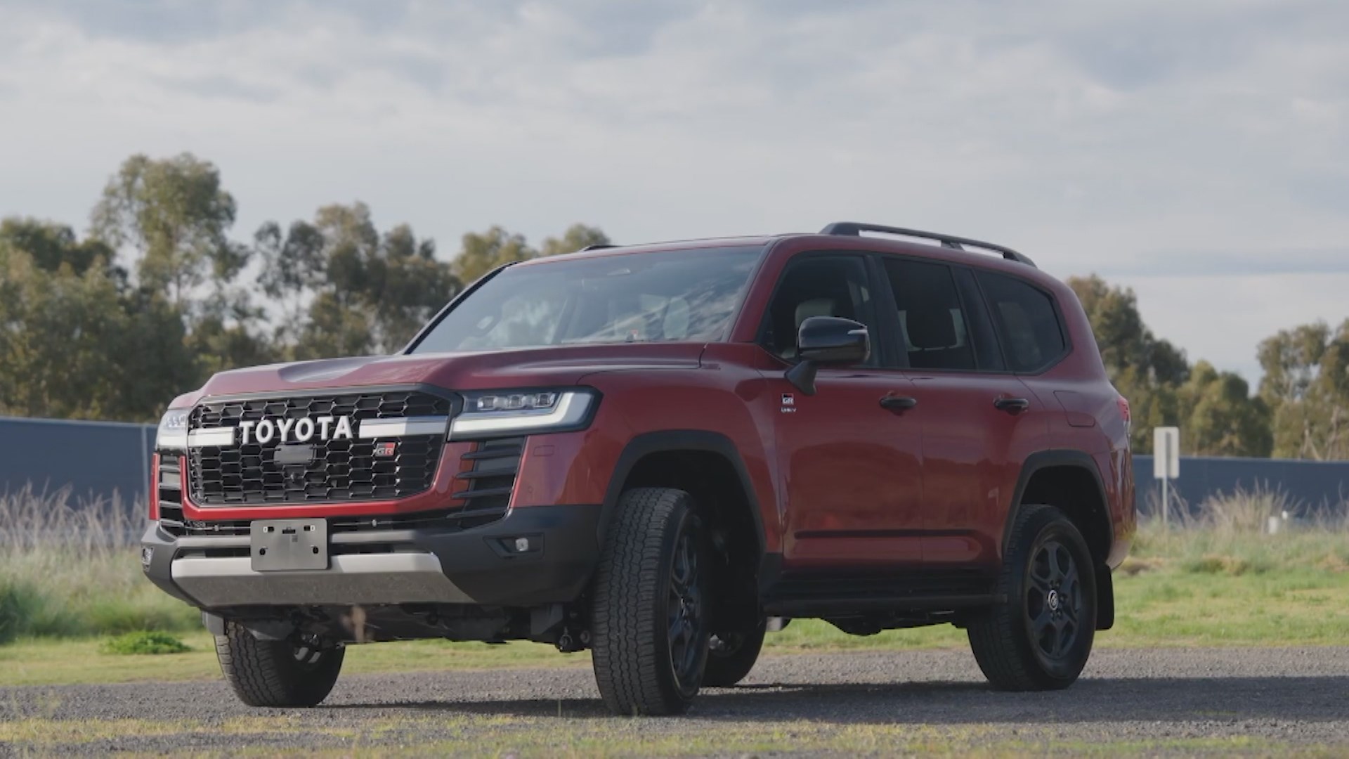 Toyota Land Cruiser 300 HEV chuẩn bị ra mắt Đông Nam Á