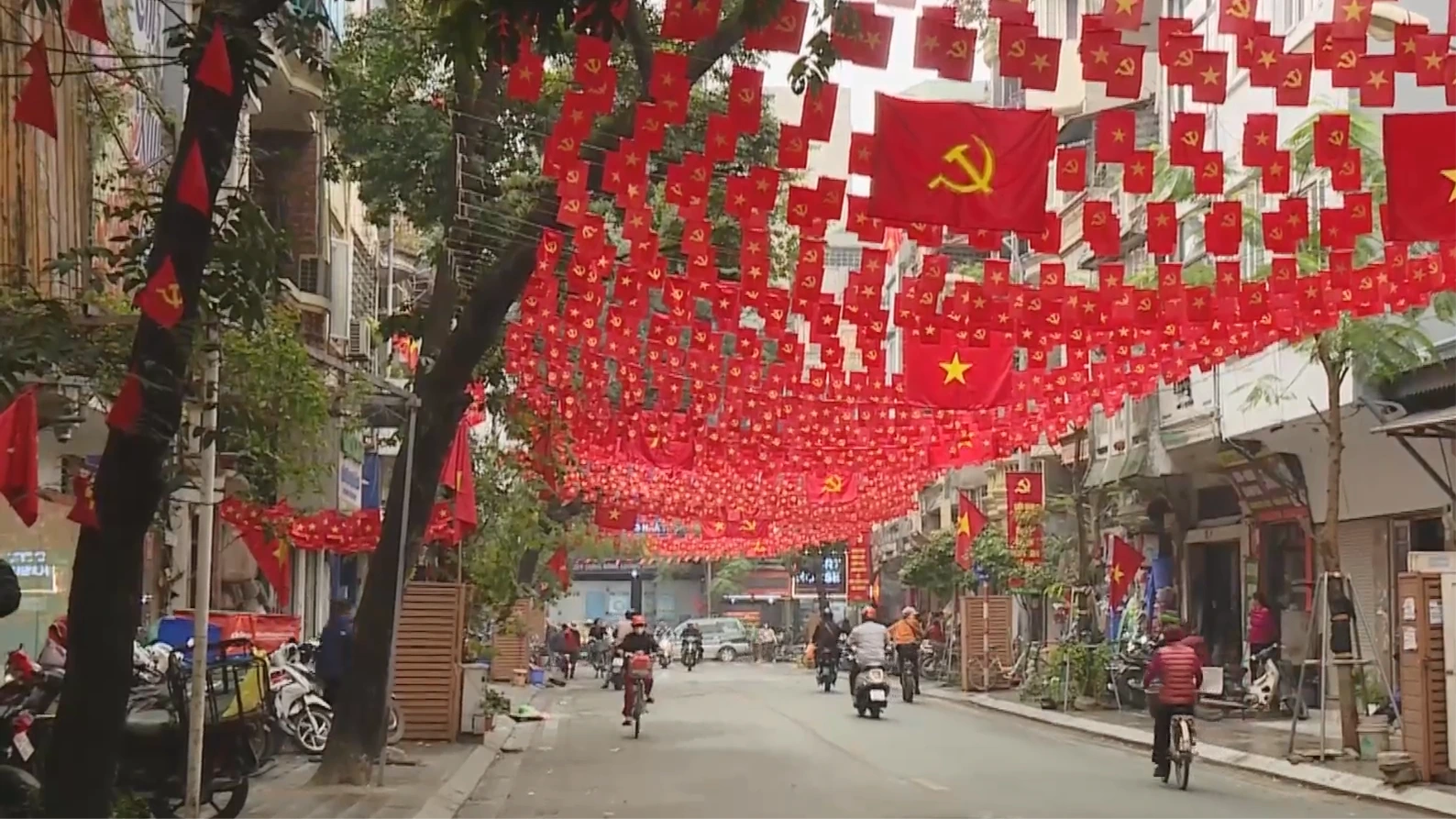 Phố phường Hà Nội rực rỡ chào mừng Đại hội Đảng