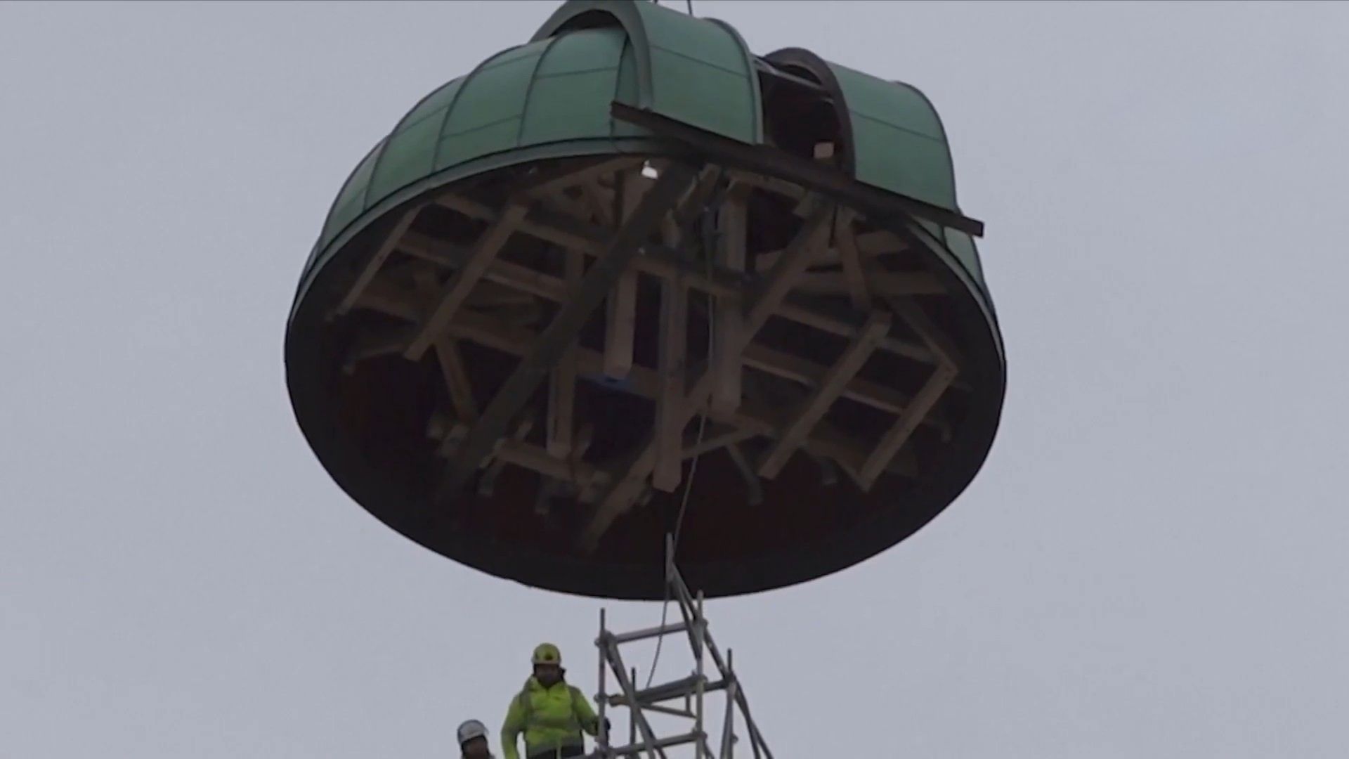 Đan Mạch hạ mái vòm của tháp tròn để trùng tu