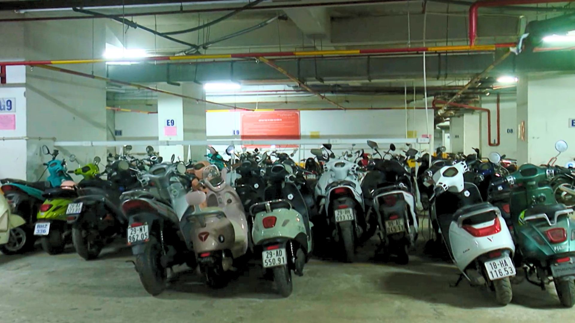 Bất cập về chỗ để và sạc xe điện tại chung cư