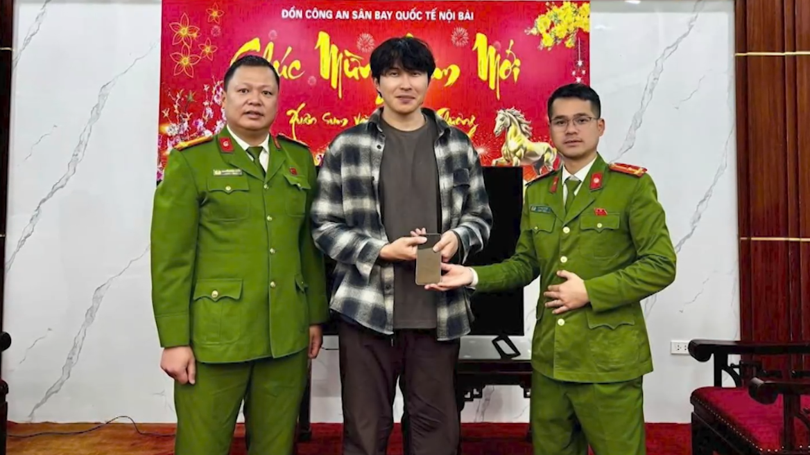 Hỗ trợ hành khách nước ngoài nhận lại tài sản thất lạc