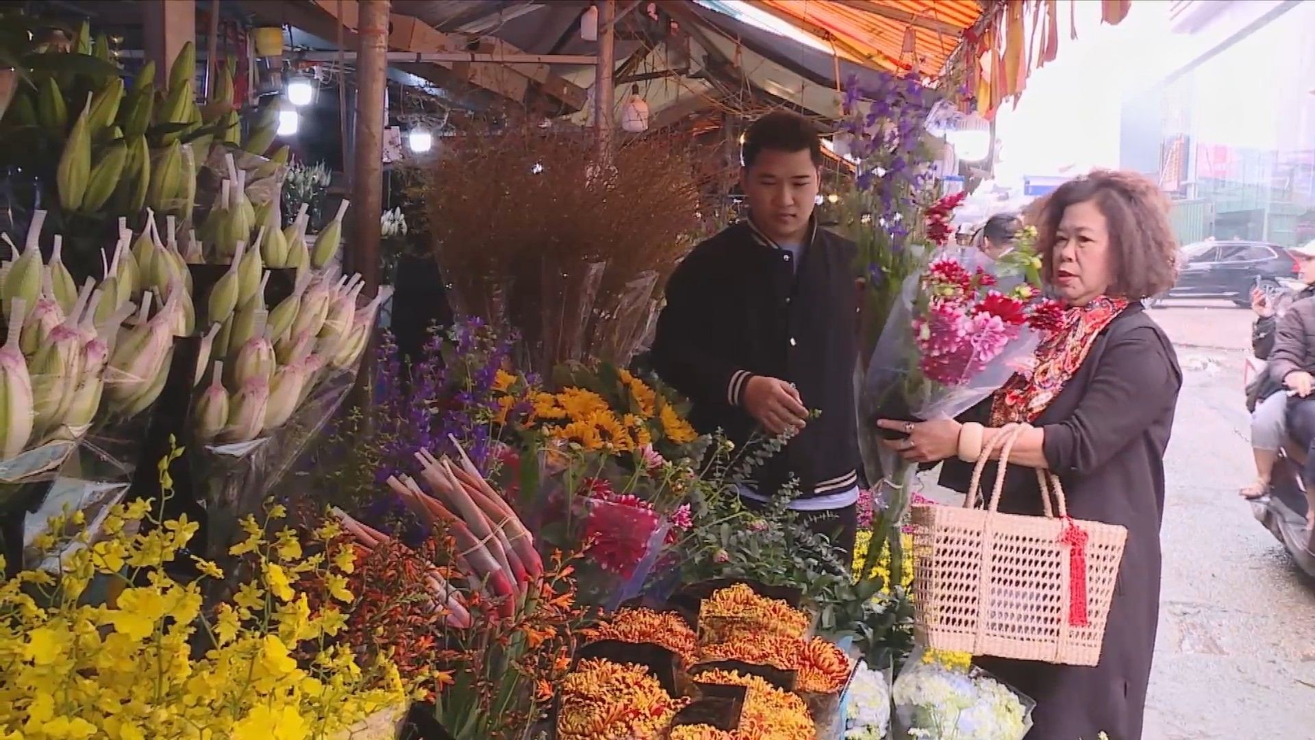 Lan, đào khoe sắc