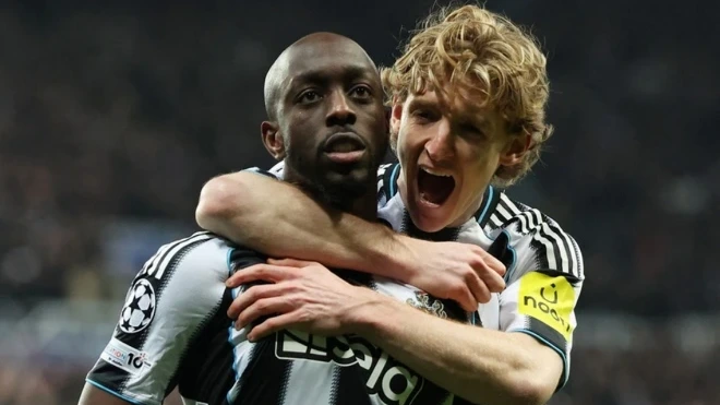Newcastle United lần đầu vượt qua vòng bảng Champions League