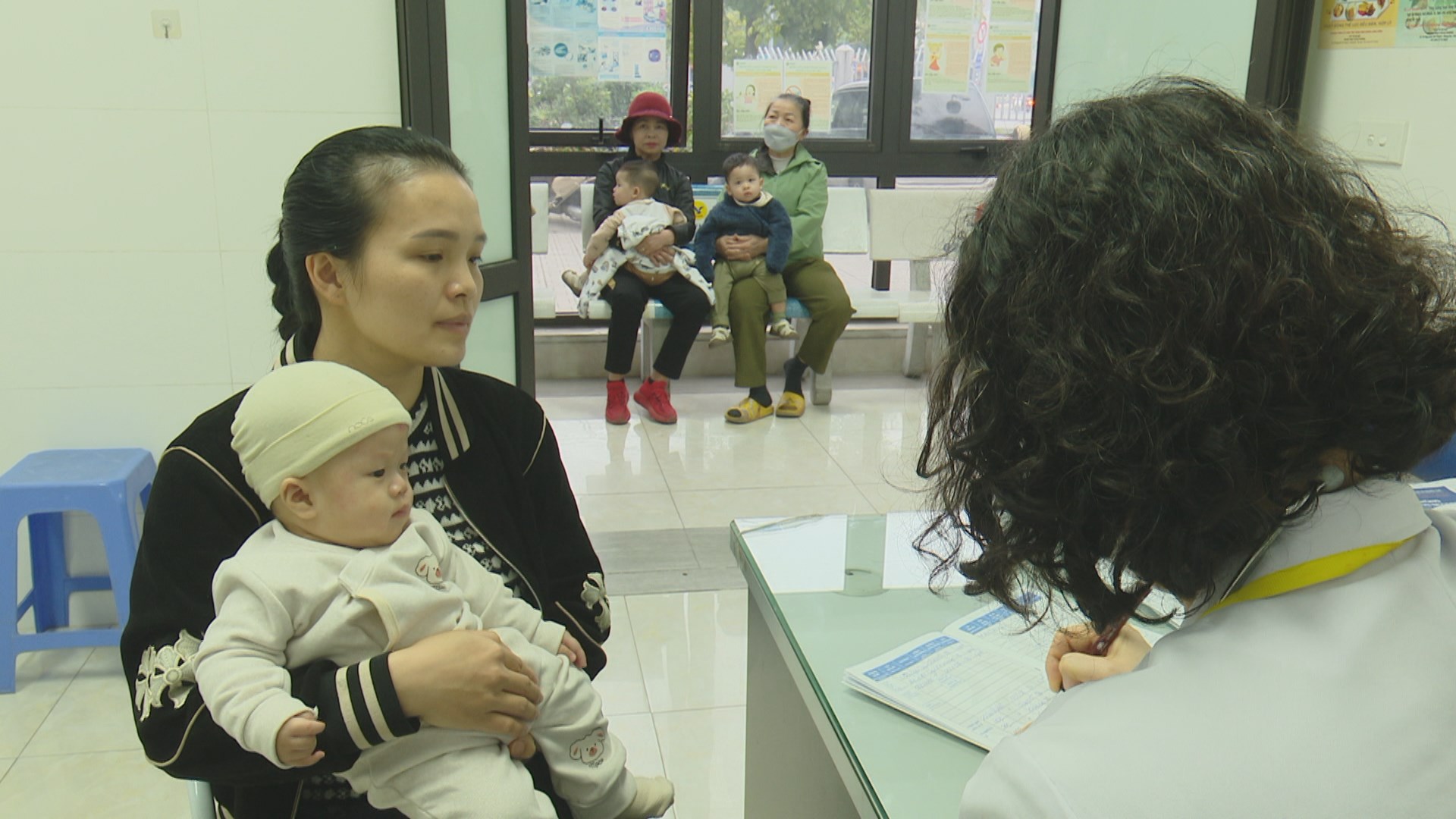 Hà Nội cho trẻ dưới 1 tuổi uống vaccine Rota