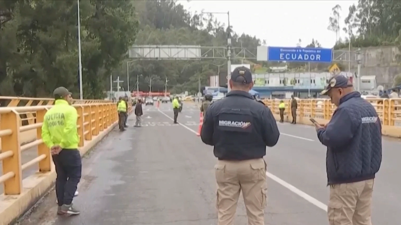 Colombia tạm ngừng bán điện, áp thuế các mặt hàng với Ecuador