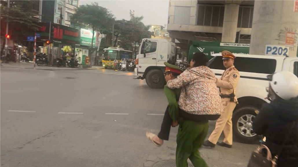 Cảnh sát giúp đỡ người phụ nữ lên cơn đau tim 