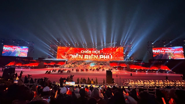 Người dân háo hức theo dõi chương trình mừng Đại hội XIV thành công