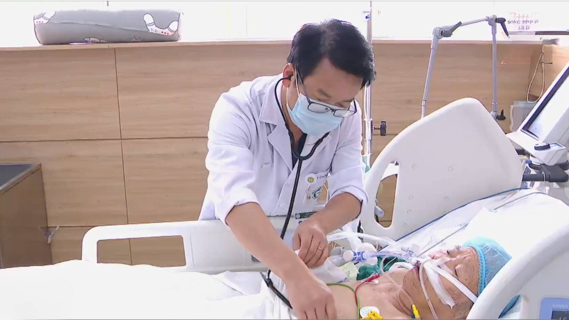 Cảnh báo ngộ độc khí do đốt củi sưởi ấm mùa lạnh