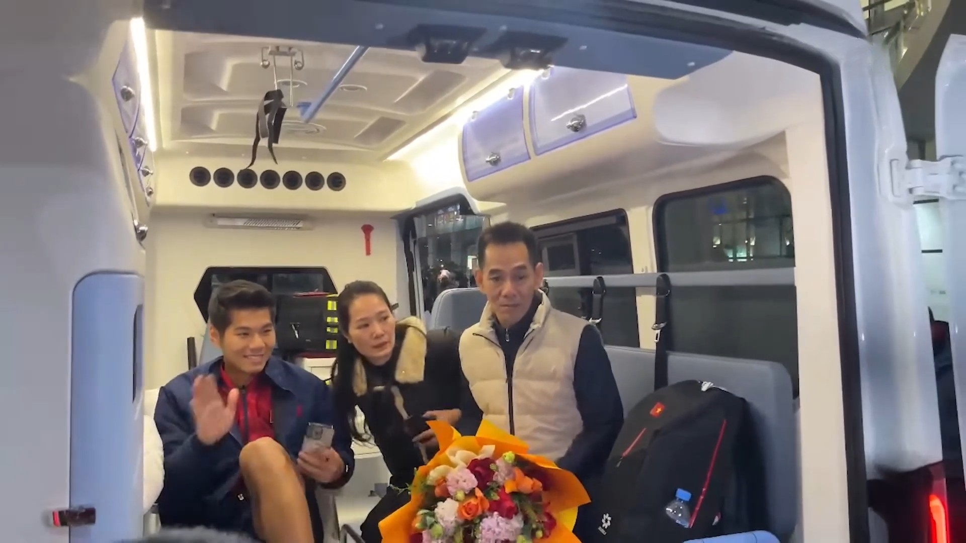 Hiểu Minh đến thẳng bệnh viện để phẫu thuật đứt dây chằng