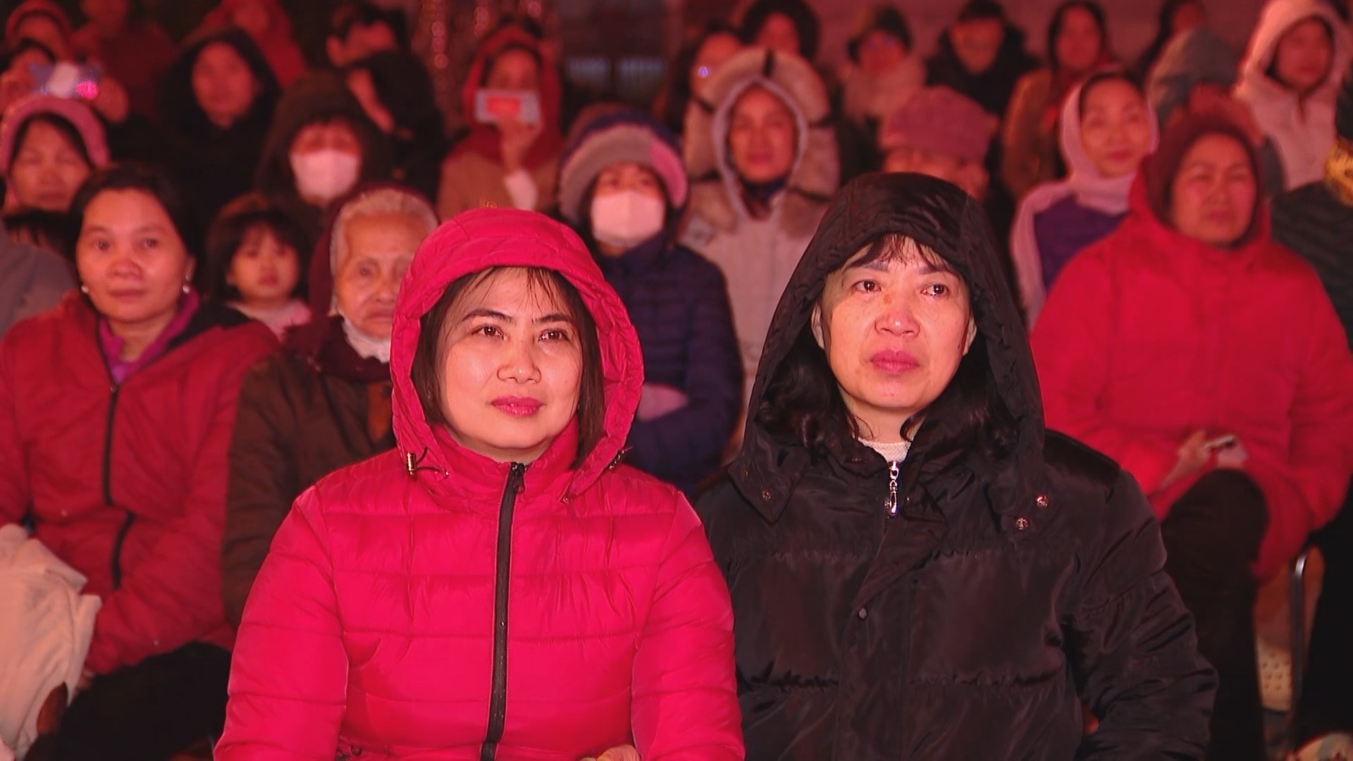 Người dân vui mừng theo dõi chương trình mừng Đại hội XIV