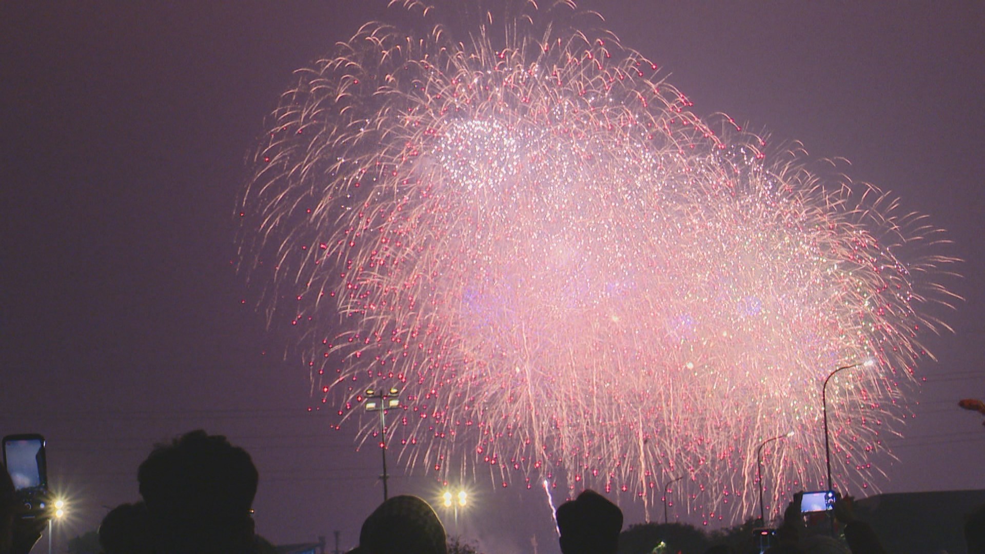 Người dân nô nức xem pháo hoa mừng thành công Đại hội Đảng