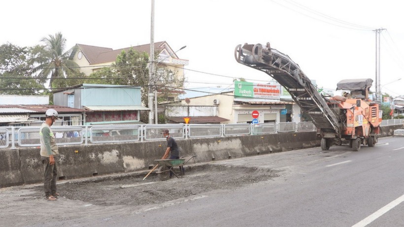 Khắc phục hư hỏng trên Quốc lộ 1A đoạn qua Cà Mau