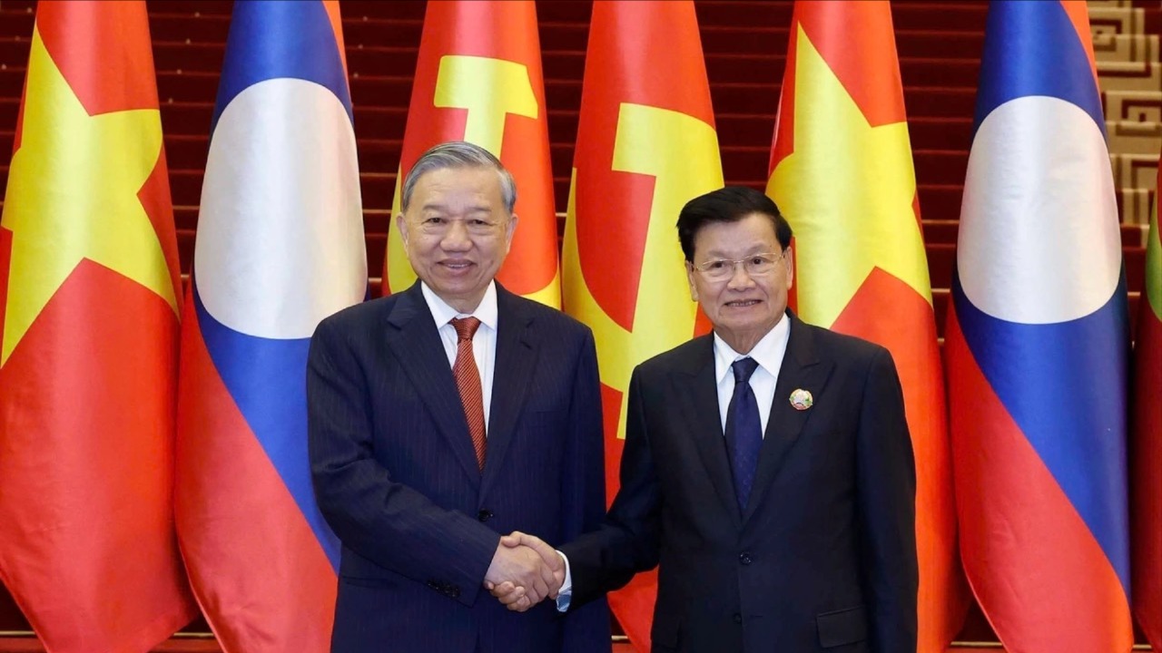 Lào coi trọng và đặt quan hệ với Việt Nam lên ưu tiên hàng đầu