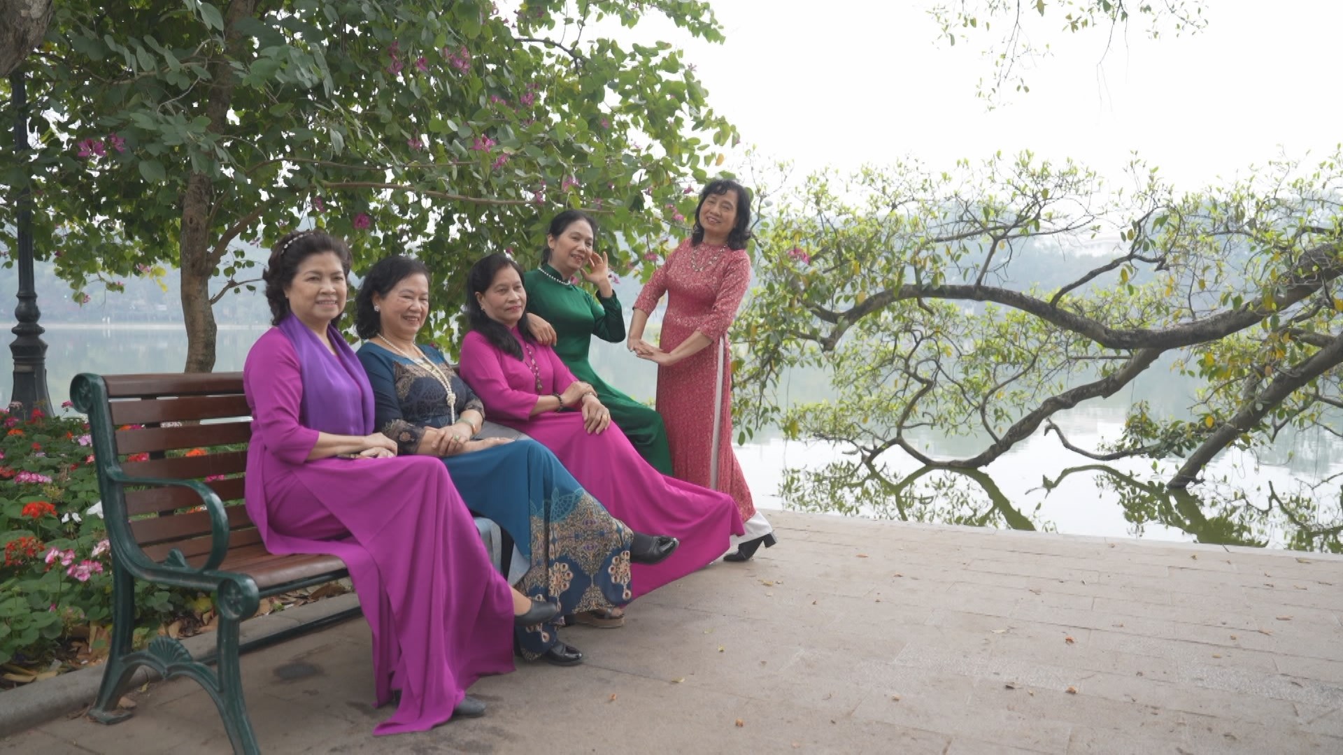 Rộn ràng chụp ảnh đón Tết khắp phố phường Hà Nội