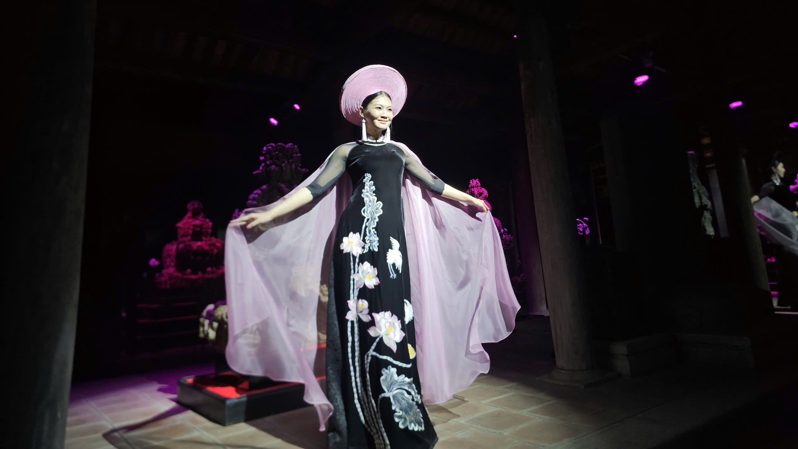 Giao hòa giữa gốm và áo dài tại Bảo tàng Hà Nội