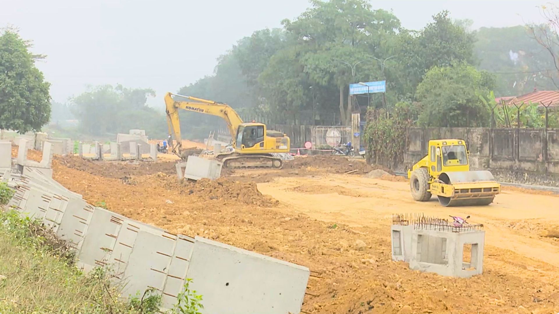 Nâng cấp, mở rộng đường gom đê sông Cà Lồ 