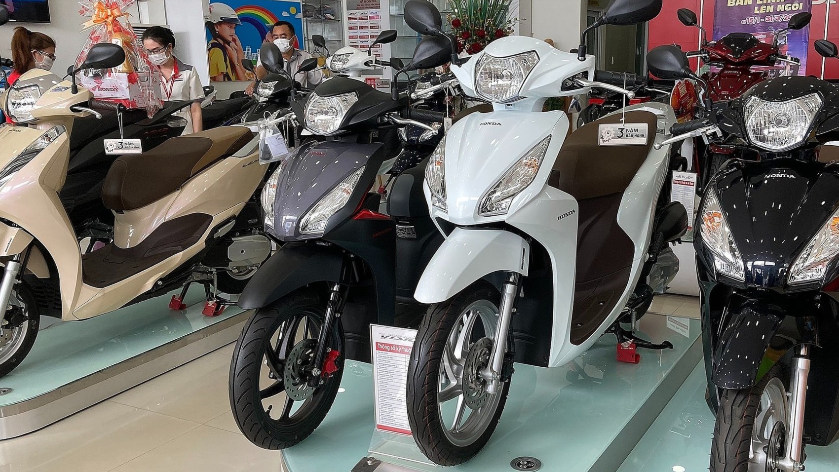 Người Việt giảm mua xe máy xăng