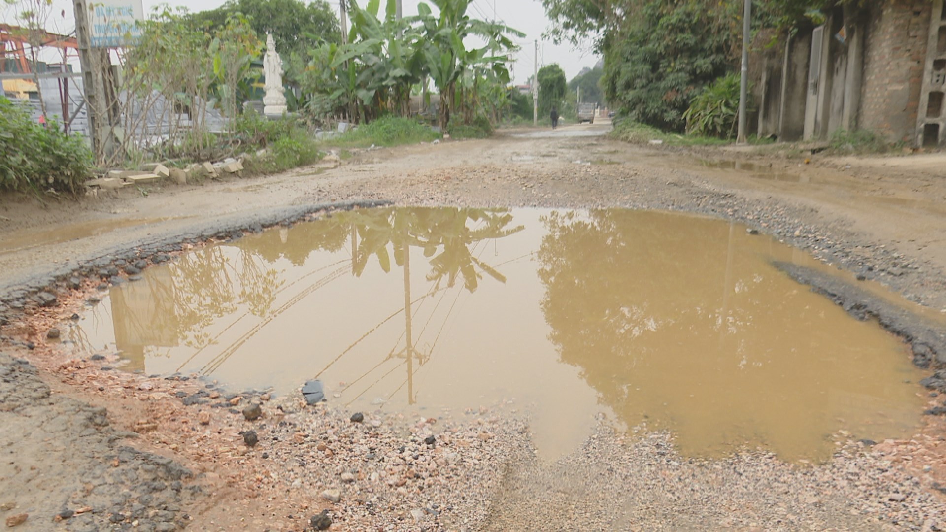 Đường vào khu du lịch chùa Trầm xuống cấp 