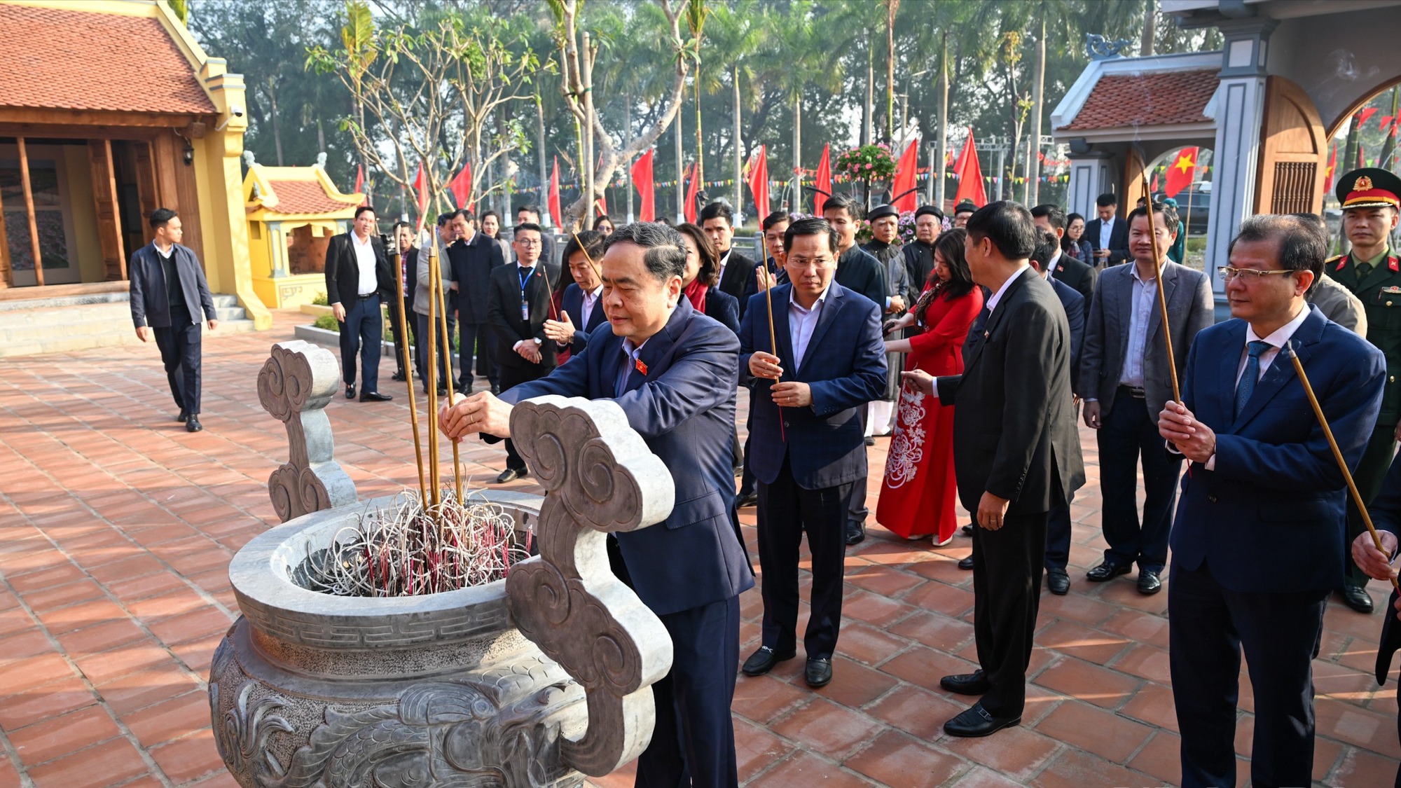 Chủ tịch Quốc hội dâng hương nhà lưu niệm Bùi Bằng Đoàn