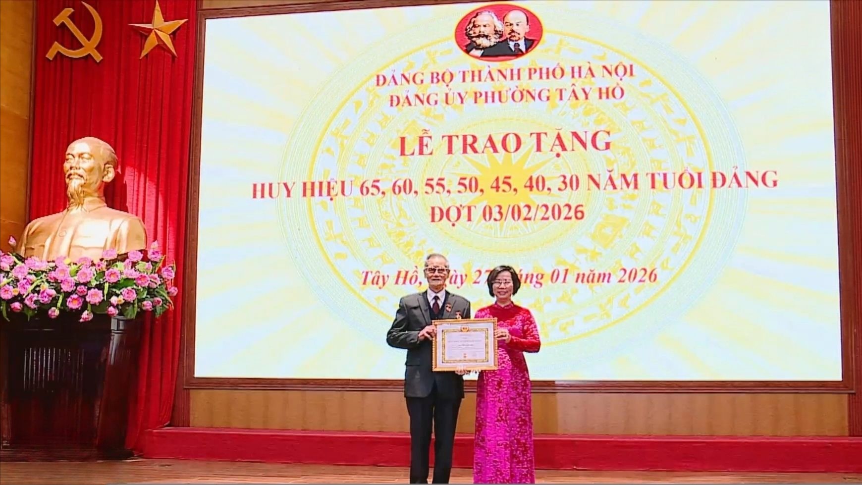 Chủ tịch Ủy ban MTTQ  thành phố trao huy hiệu Đảng