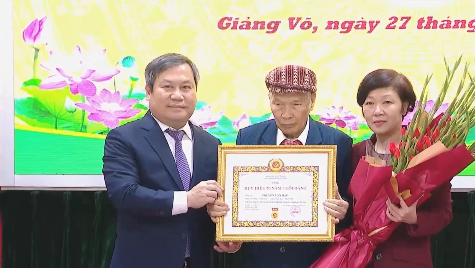 Chủ tịch UBND thành phố trao Huy hiệu 70 năm tuổi Đảng