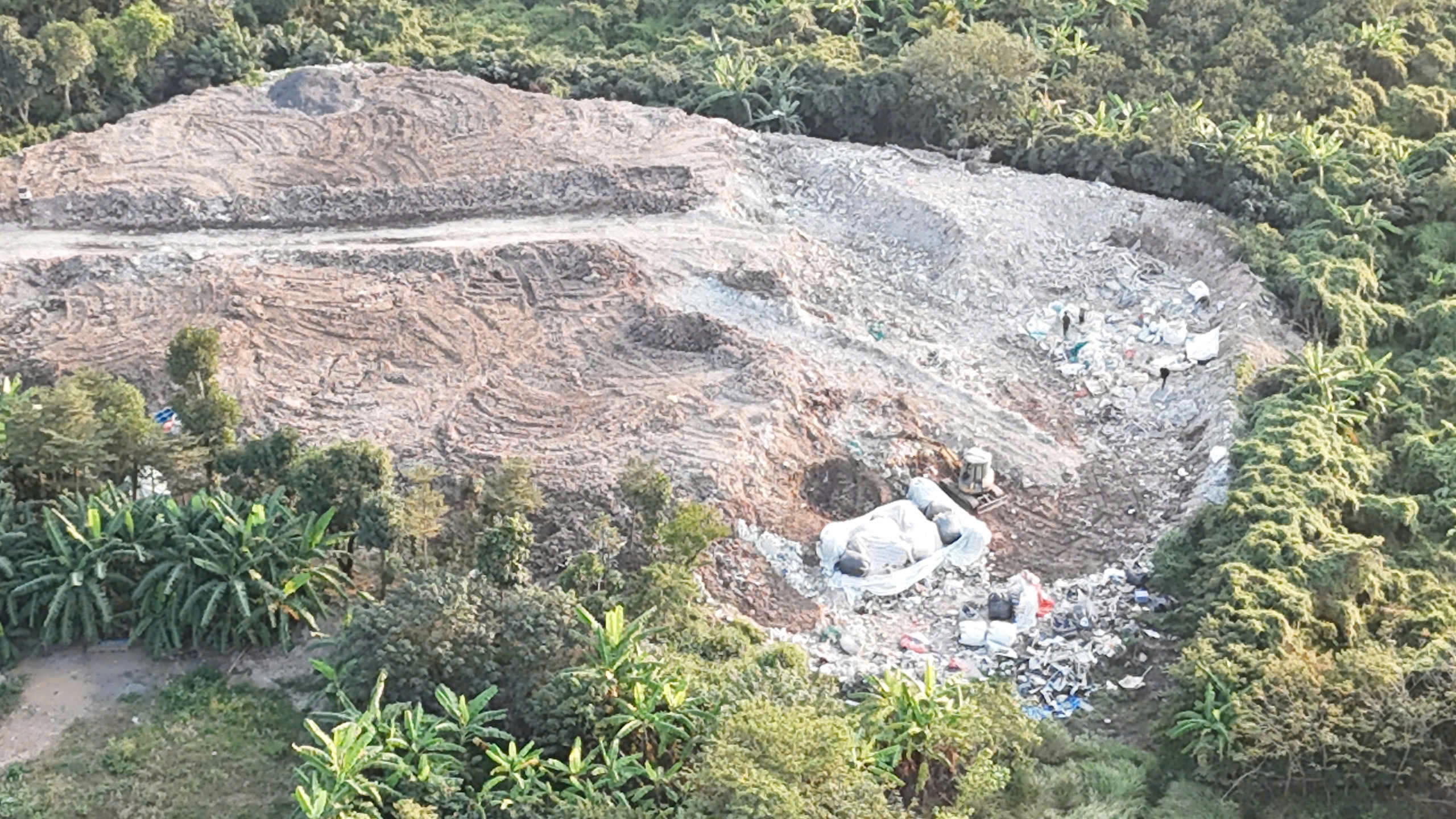 Chôn lấp gần 8.000 tấn chất thải trái phép trên đất nông nghiệp