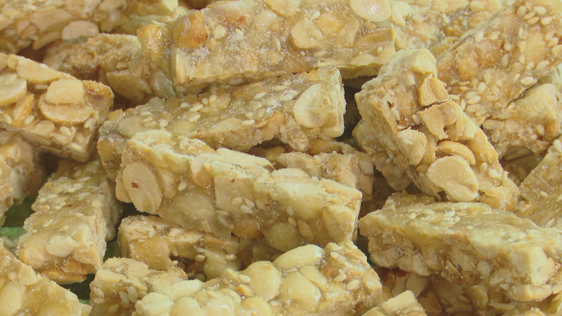 Giữ hương vị Tết ở làng nghề bánh kẹo Cổ Hoàng