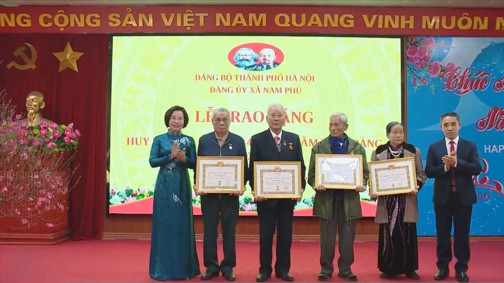 Trao Huy hiệu Đảng cho các đảng viên lão thành