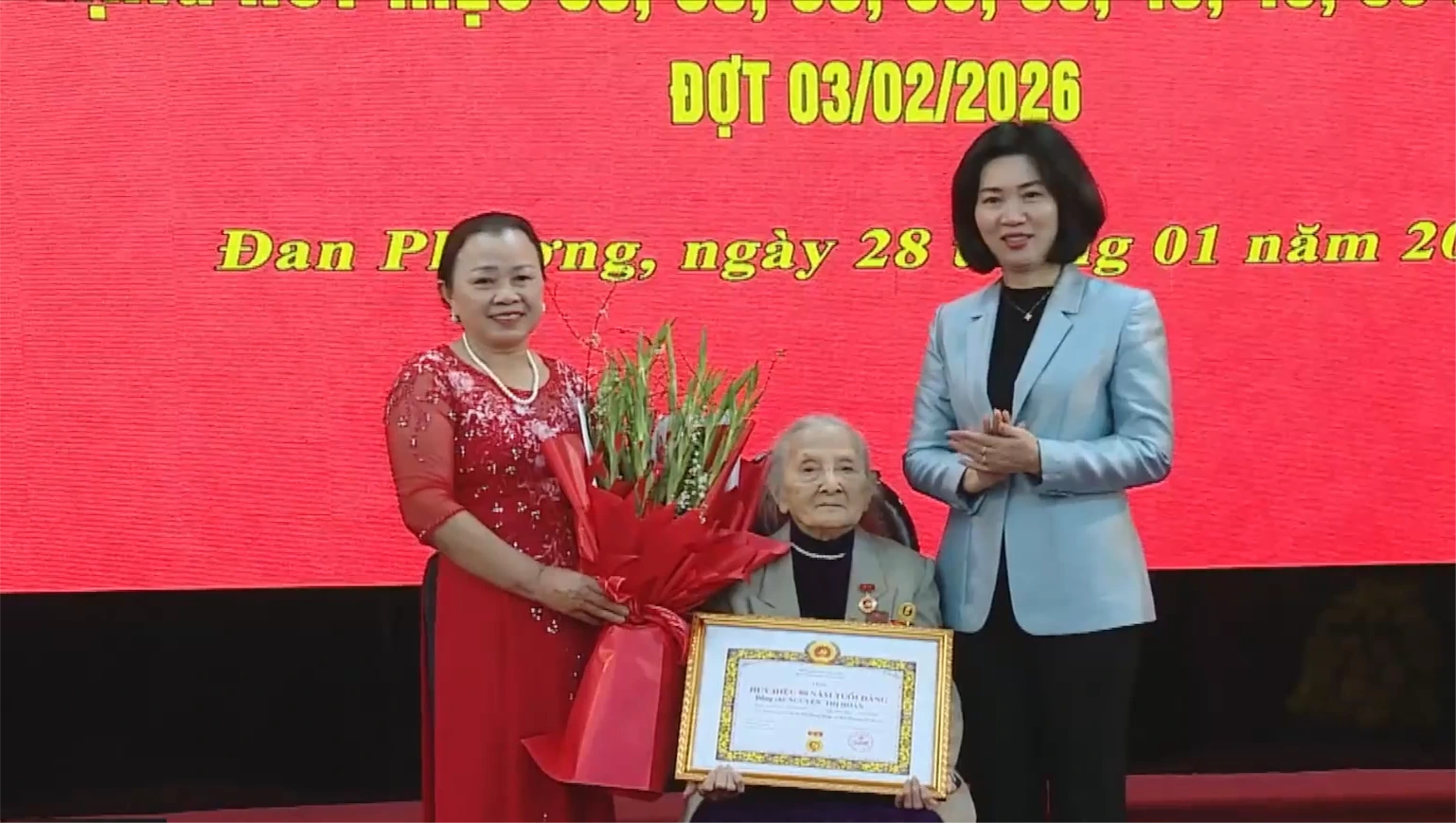 51 đảng viên xã Đan Phượng nhận Huy hiệu Đảng dịp 3/2