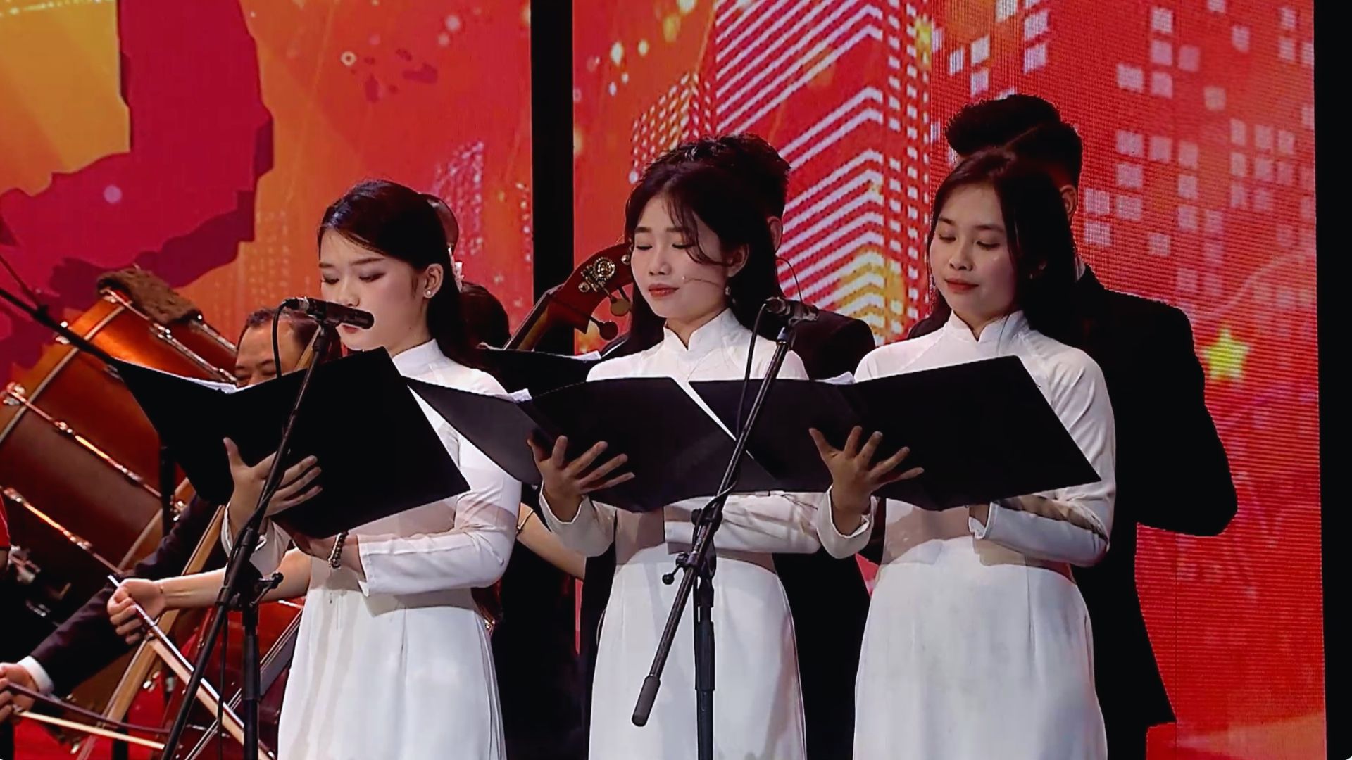 Đảng đã cho ta mùa xuân