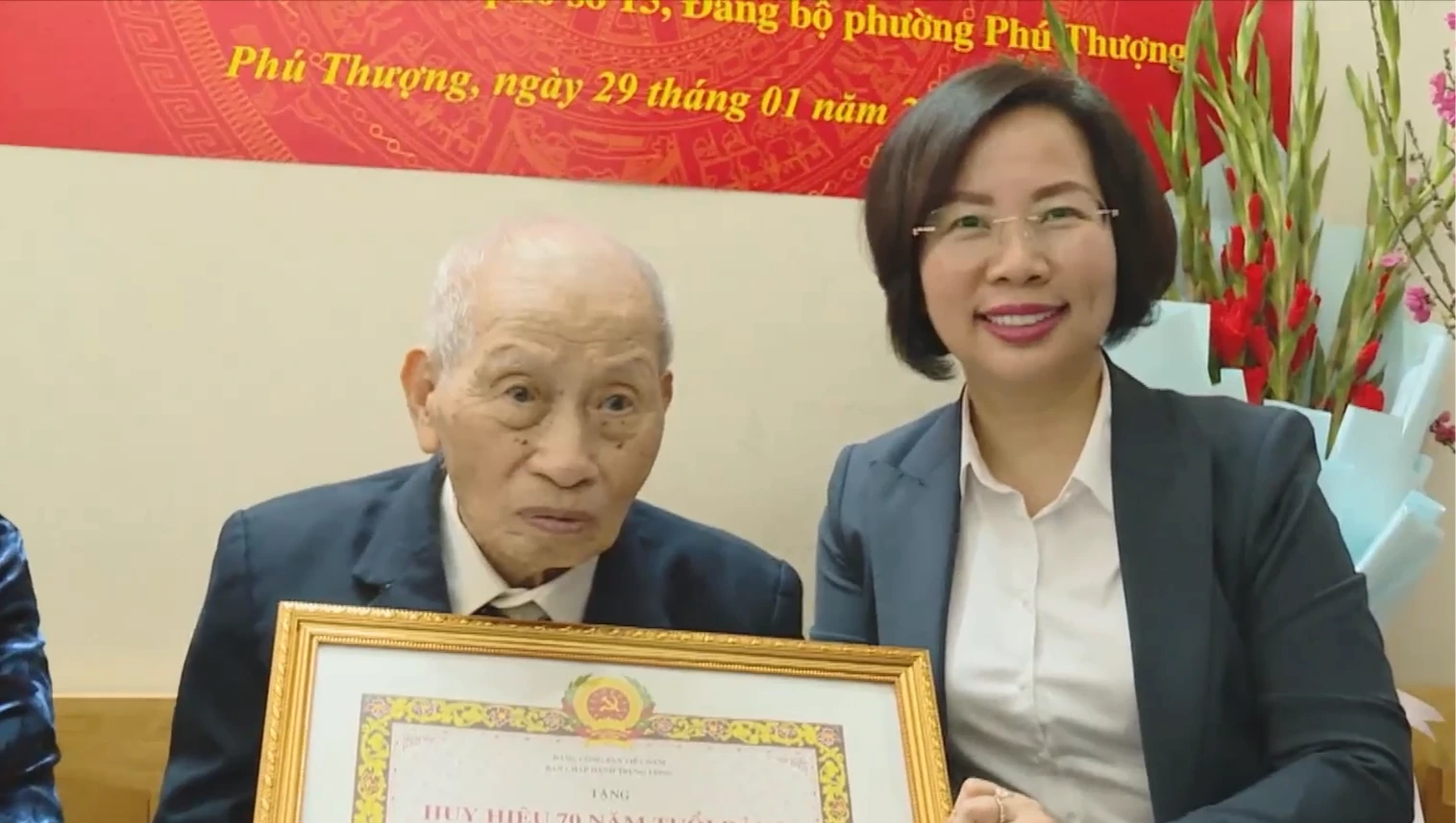 Chủ tịch MTTQ Hà Nội trao huy hiệu tại phường Phú Thượng