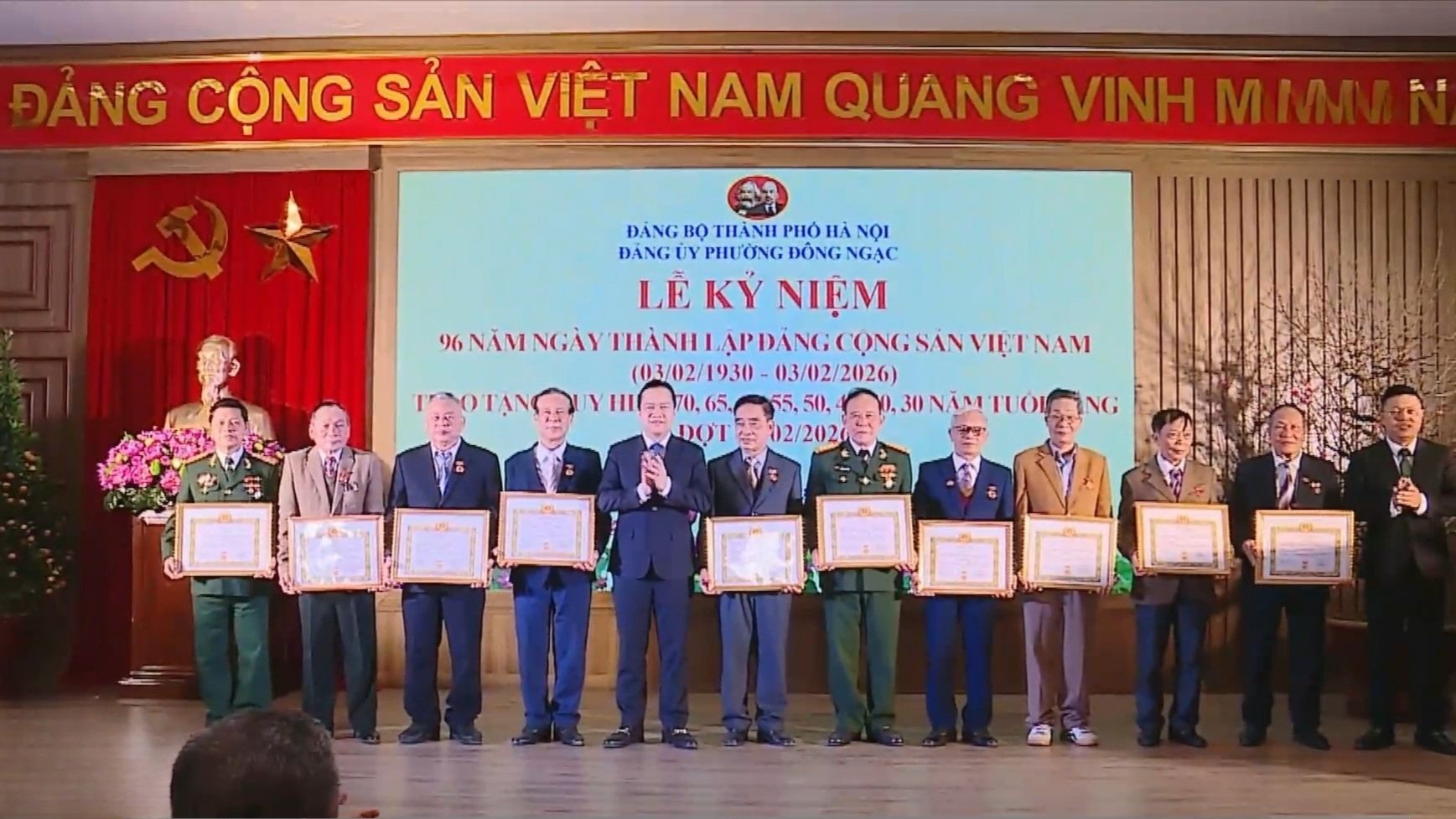 Trao Huy hiệu 70 năm tuổi Đảng cho hai đảng viên phường Đông Ngạc