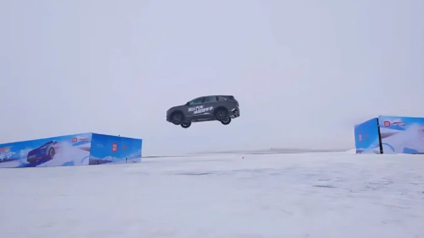 Mẫu xe Trung Quốc lập kỷ lục Guinness với cú nhảy trên băng
