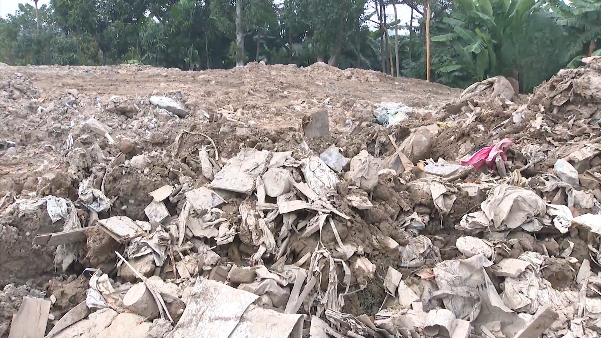 Đường dây đổ trộm chất thải xây dựng trên đất nông nghiệp