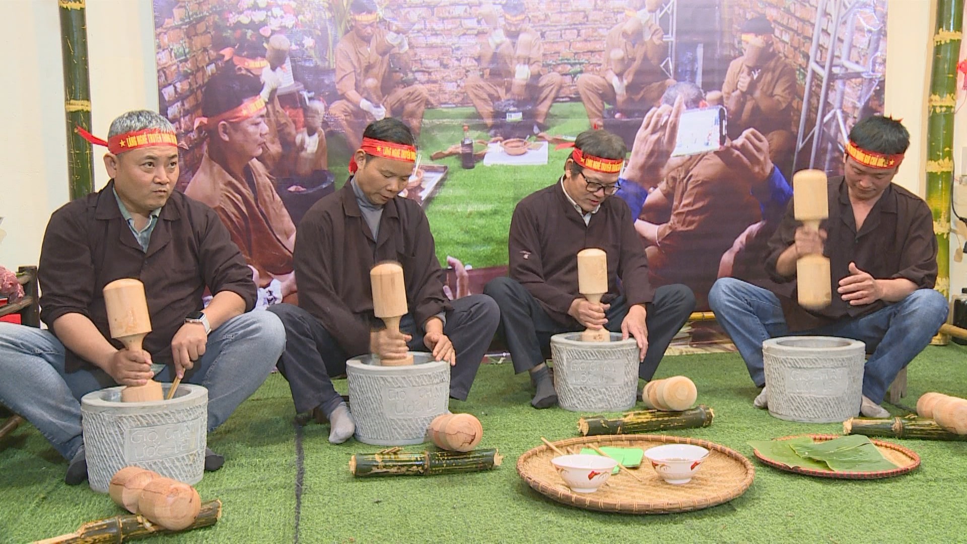 Trải nghiệm giã giò chả truyền thống