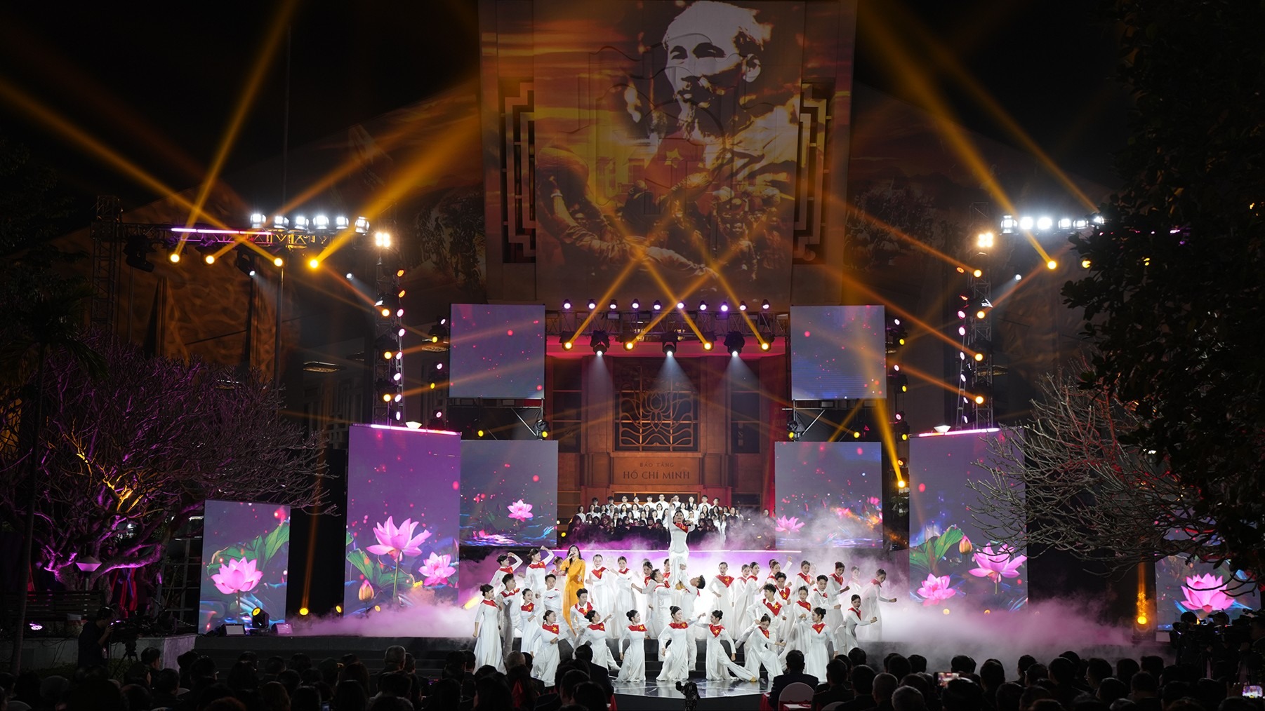 Cầu truyền hình đặc biệt 'Hai tay xây dựng một sơn hà'