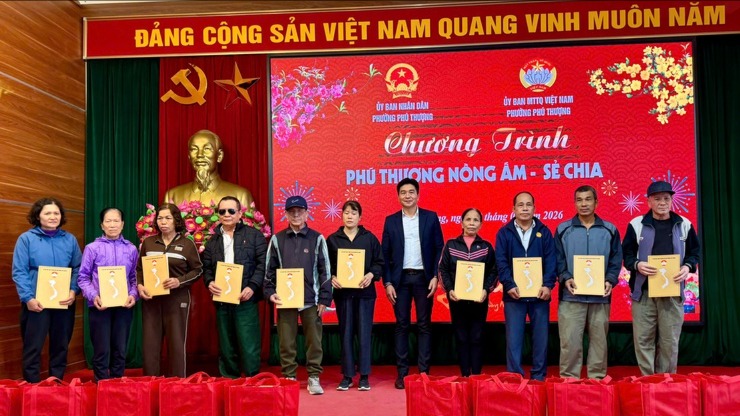 Phường Phú Thượng trao tặng quà Tết Nguyên đán Bính Ngọ