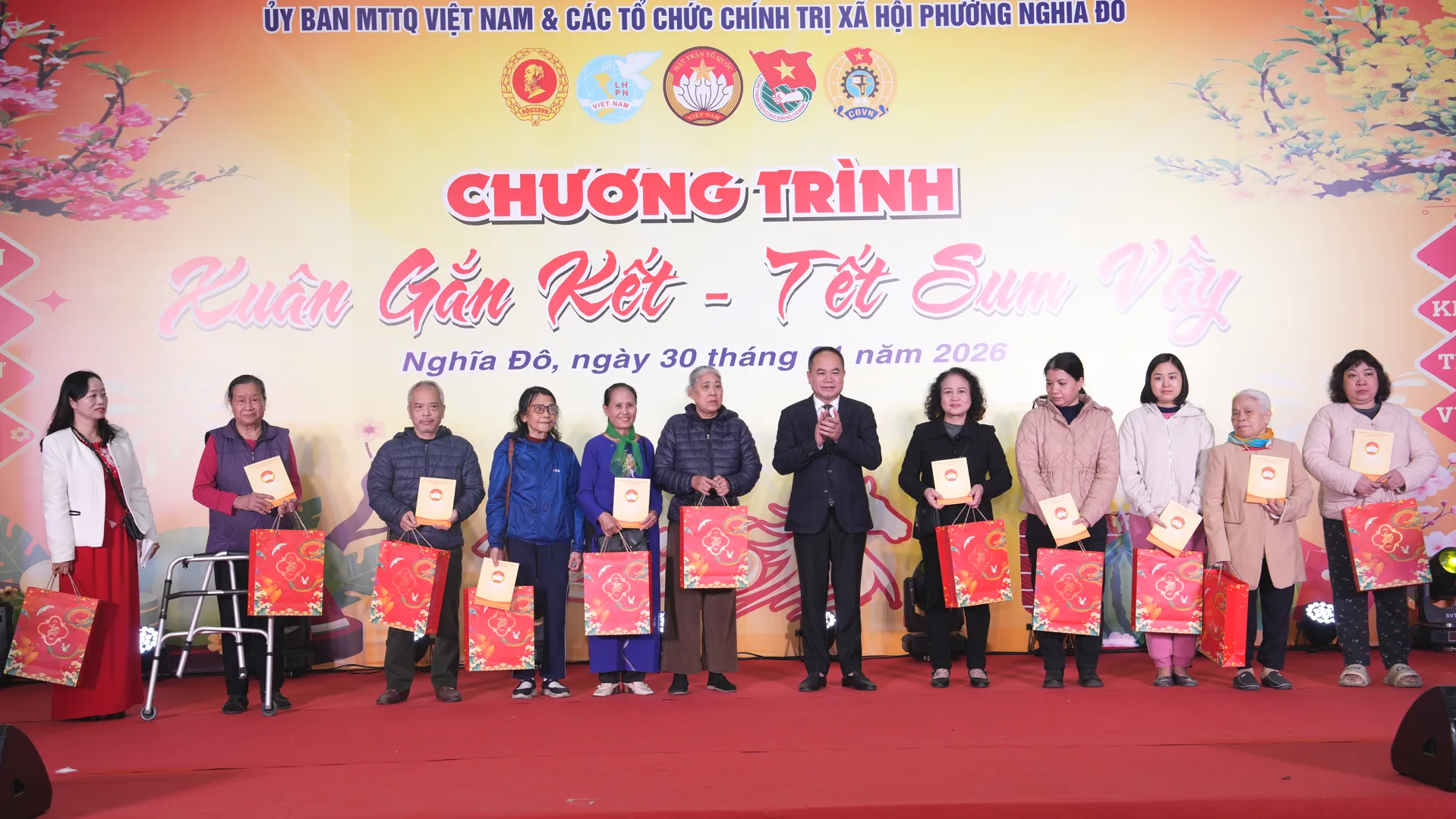 Phường Nghĩa Đô đón 'Xuân gắn kết - Tết sum vầy'