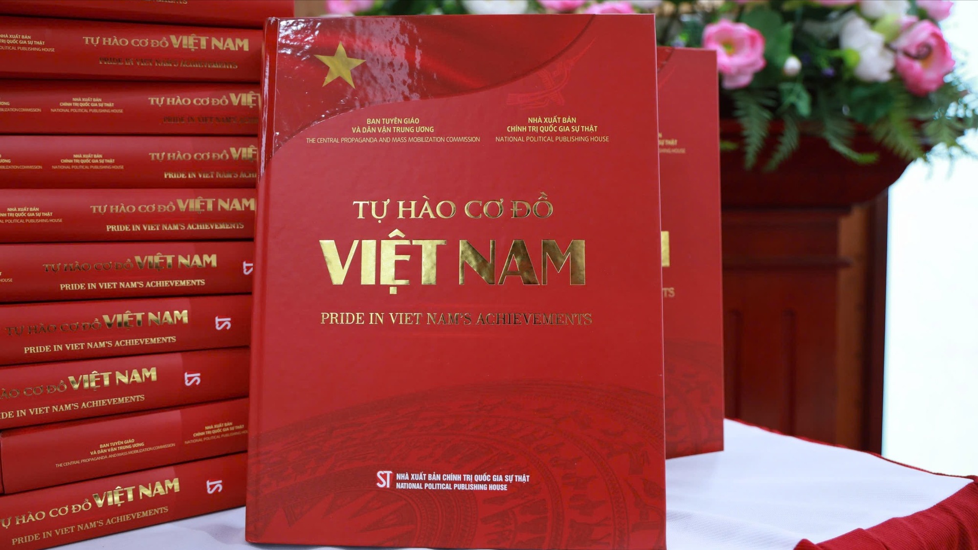 Ra mắt sách ‘Tự hào cơ đồ Việt Nam’