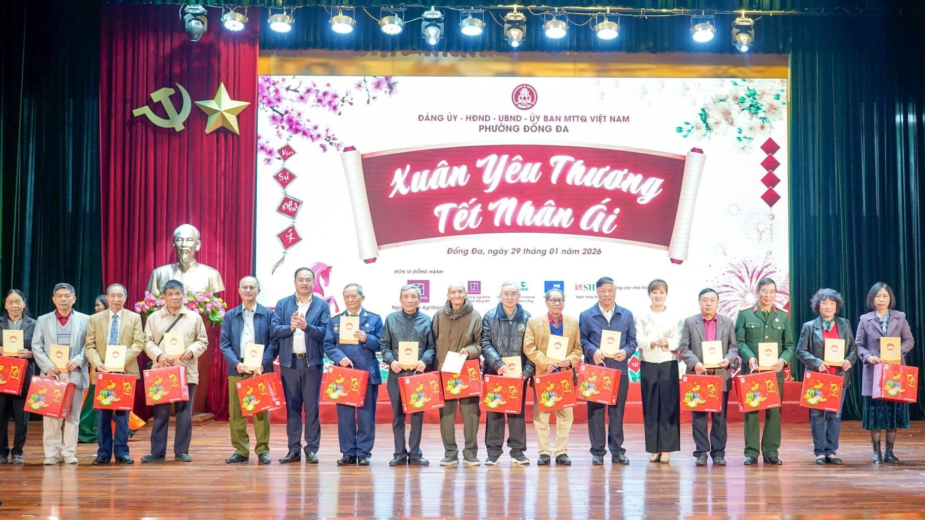 Hơn 1.000 suất quà nghĩa tình đến với người dân phường Đống Đa