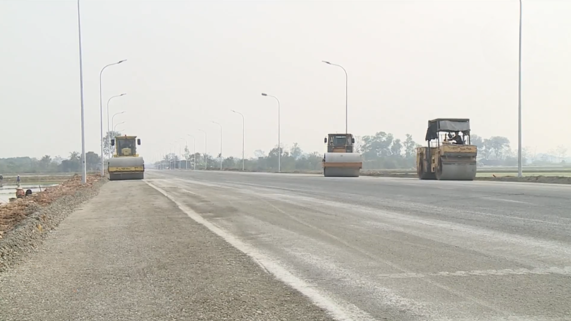 Ứng Thiên dồn lực thi công tuyến QL21B - Đê Tả Đáy