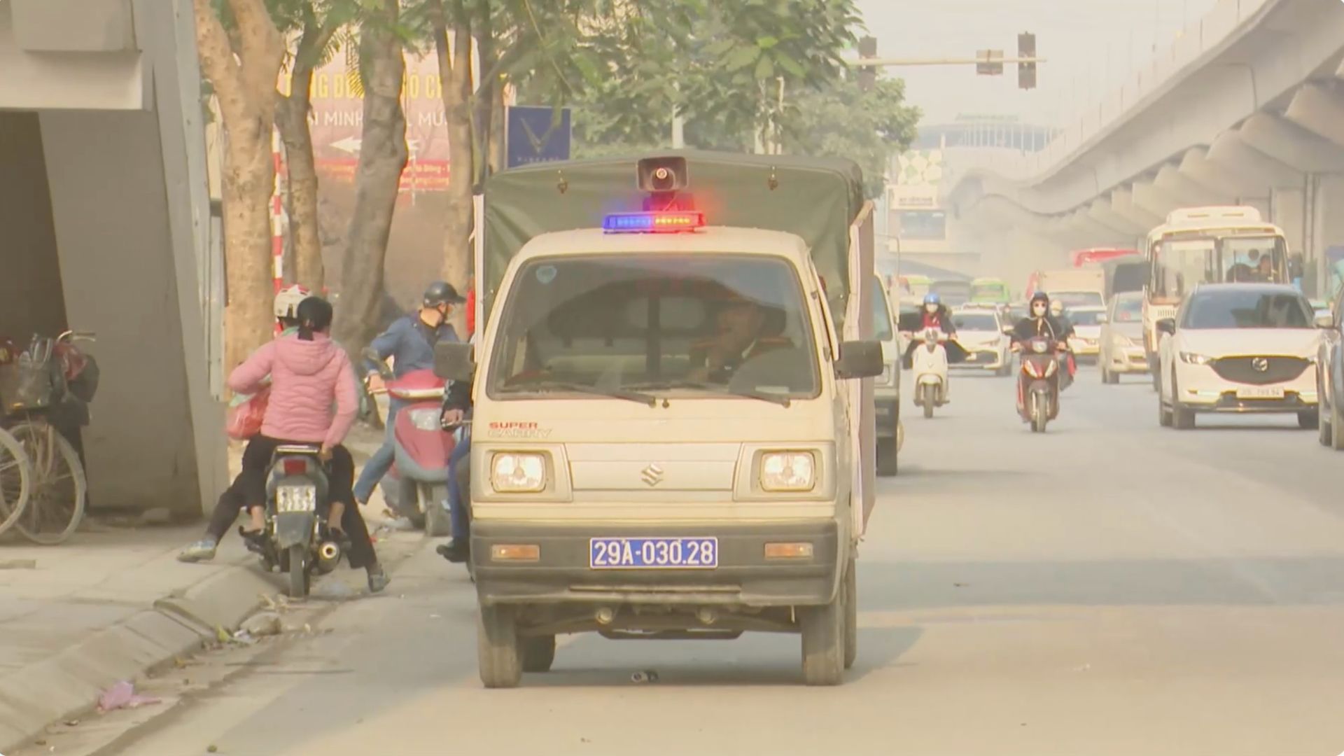 Phường Yên Nghĩa duy trì trật tự, chống ùn tắc giao thông