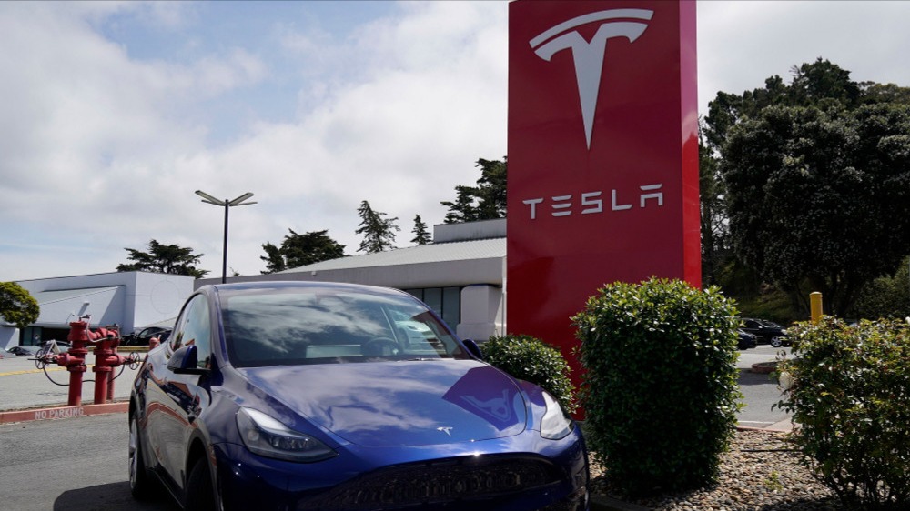 Lợi nhuận Tesla lao dốc hơn 60%