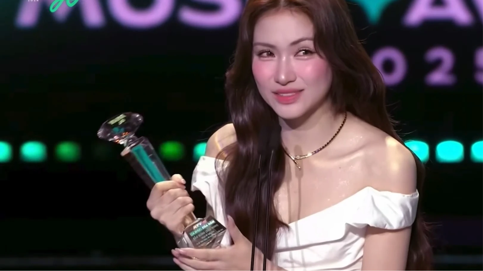 Hòa Minzy thắng 7 giải thưởng tại Làn Sóng Xanh 2025