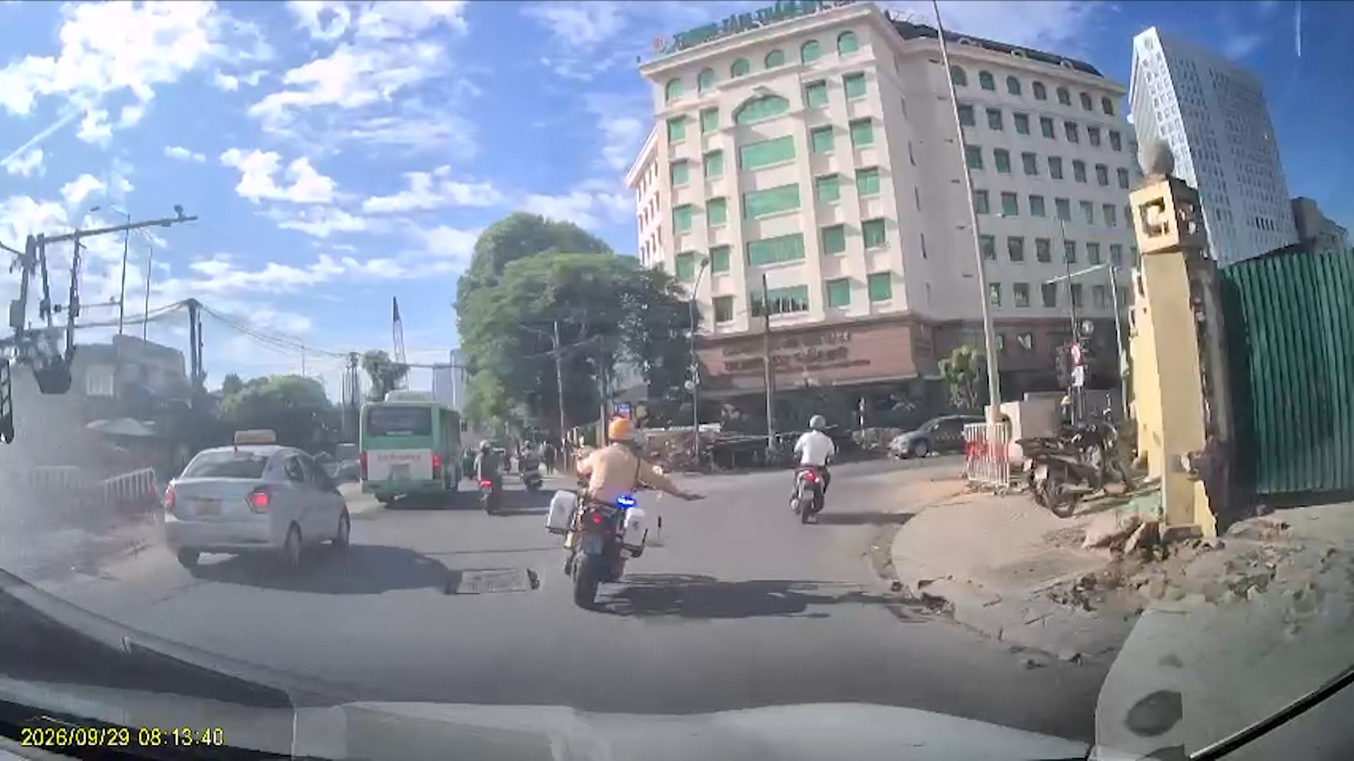 Mở đường đưa hai nạn nhân bị tai nạn lao động đi cấp cứu
