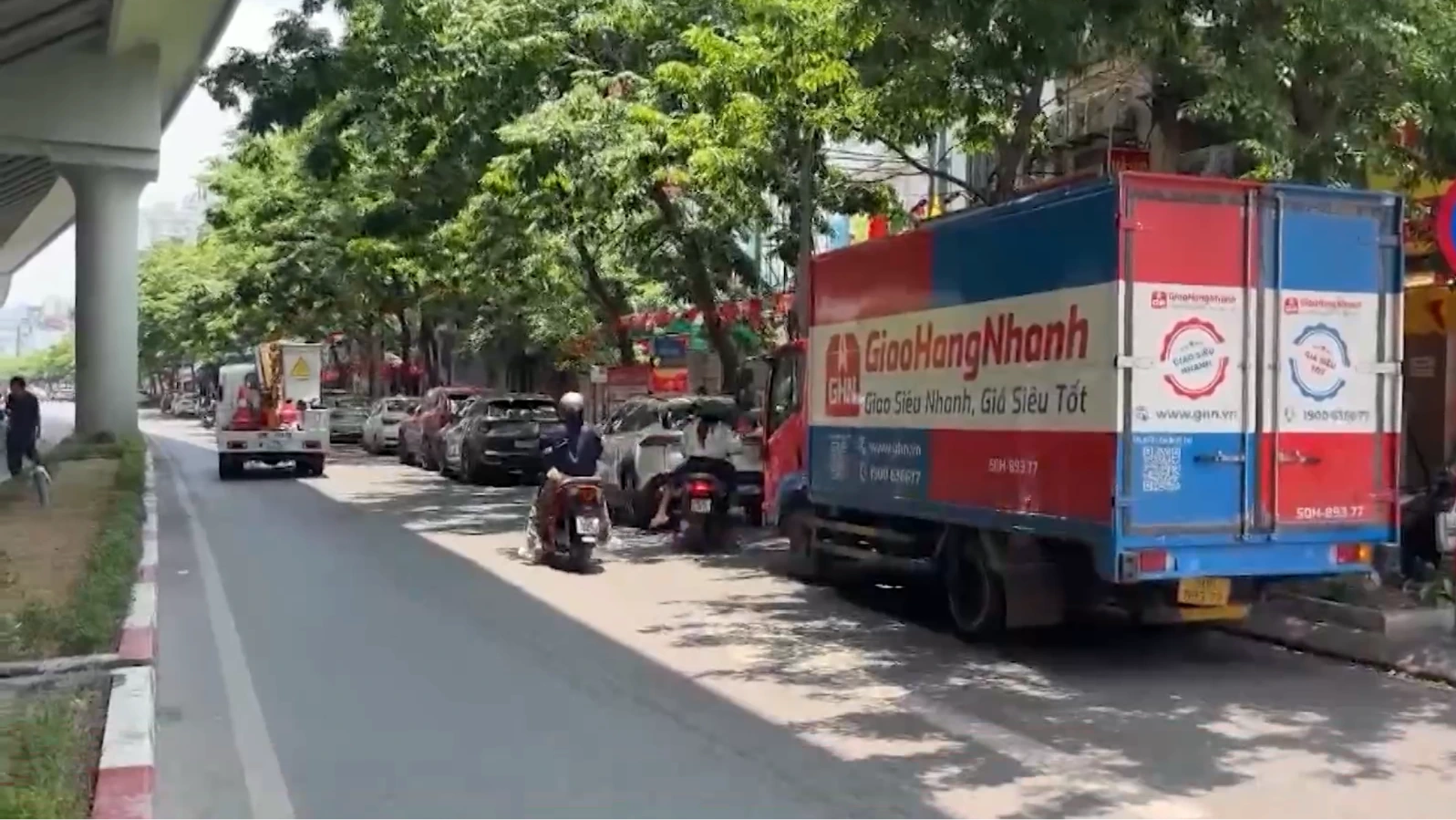 Đường Đại La: Xe đỗ tùy tiện, giao thông bị cản trở