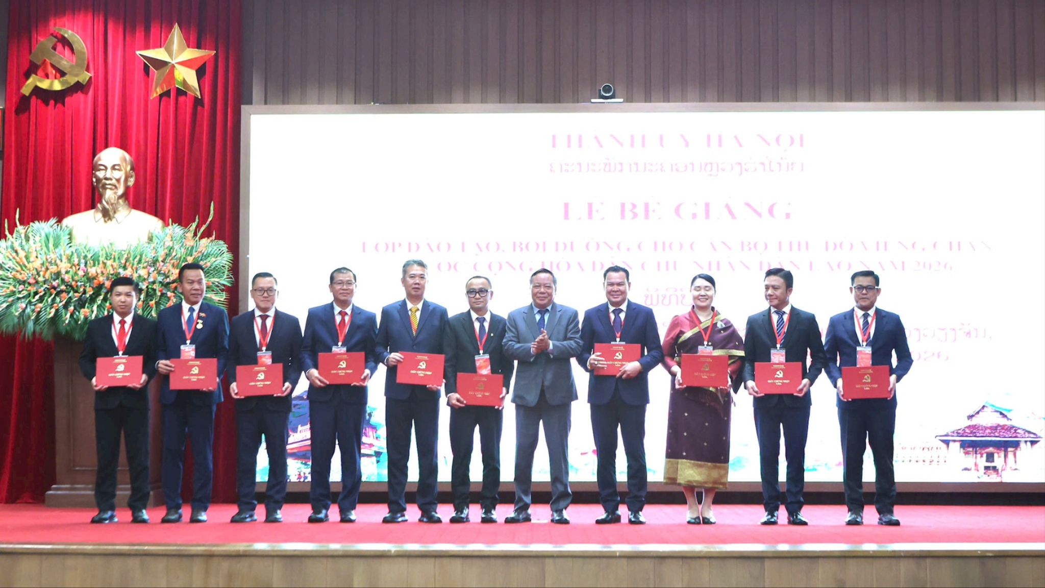 Thảnh uỷ Hà Nội bế giảng lớp đào tạo, bồi dưỡng cán bộ của Thủ đô Viêng Chăn (Lào)