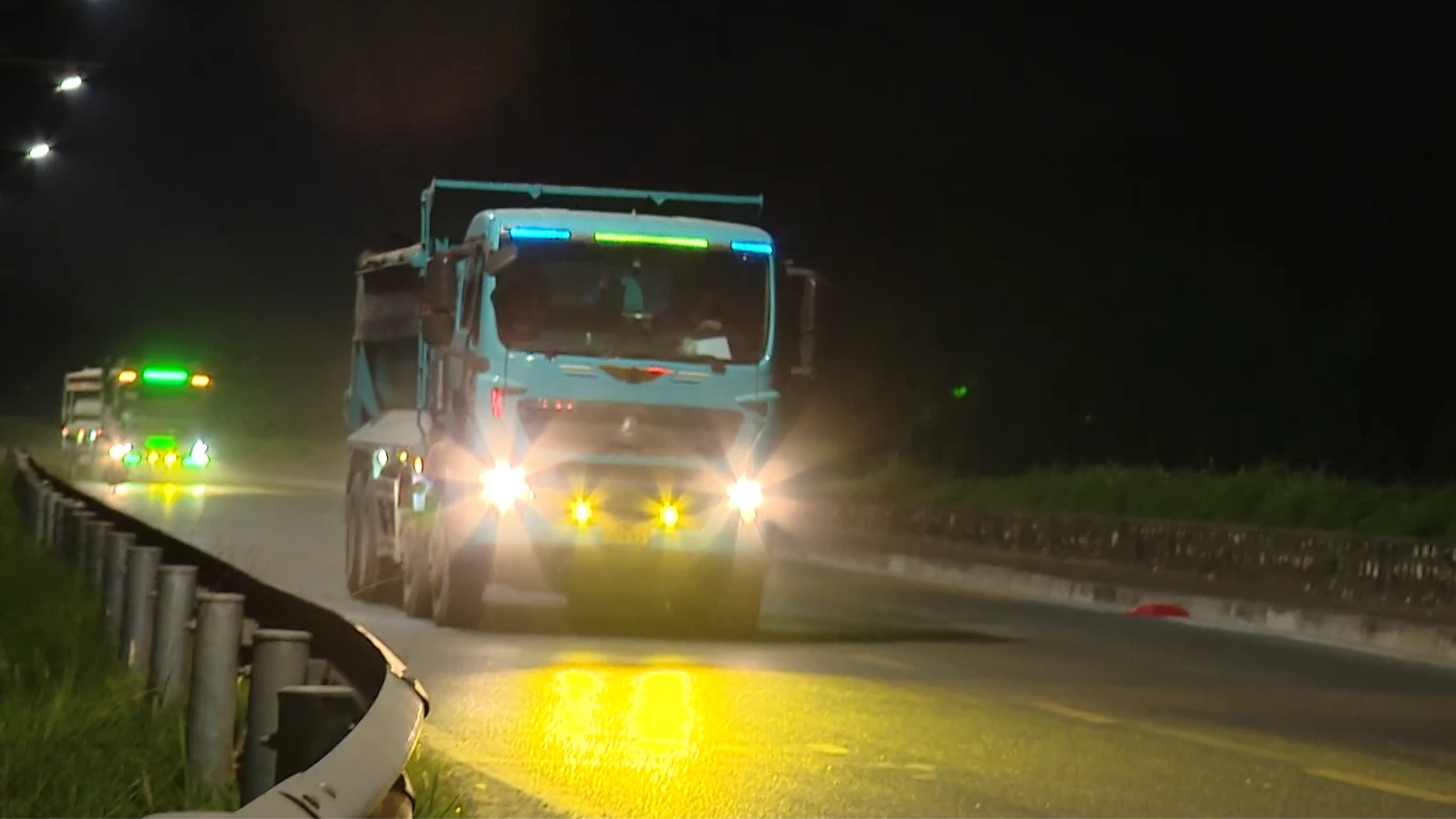 Xe chở vật liệu quá tải vẫn len lỏi qua đường cấm