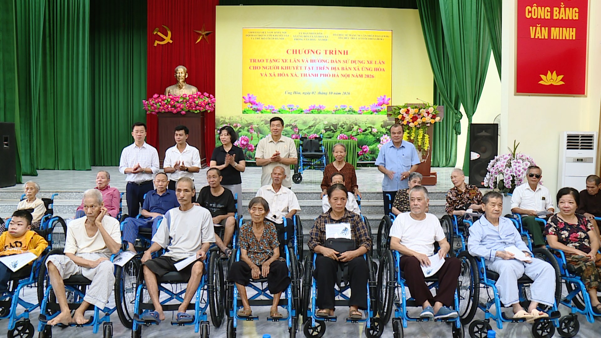 Hà Nội trao tặng 40 xe lăn cho người khuyết tật
