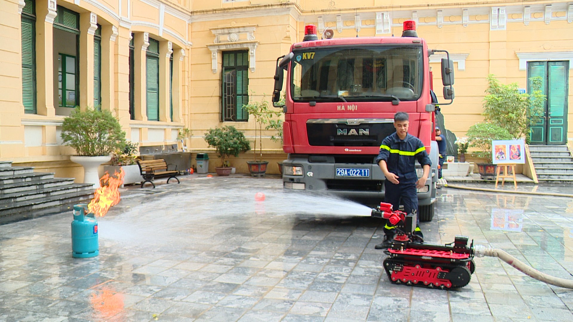 Hơn 400 học sinh phường Cửa Nam trải nghiệm làm lính cứu hỏa
